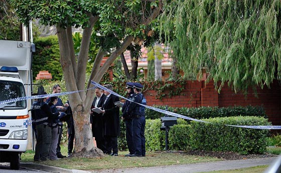  مقتل مدرب منتخب استراليا لكرة القدم طعنا على يد ابنه! صورة رقم 10