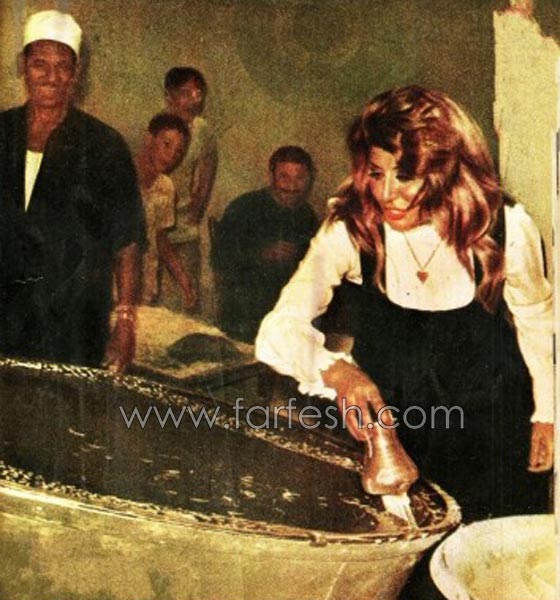 رمضان الفن الجميل: صور قديمة للفنانة سهير رمزي تلف كنافة يدويا صورة رقم 1
