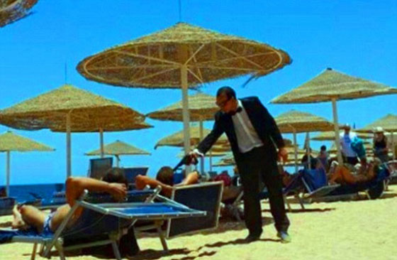 مزحة ثقيلة.. موظف فندق في شرم الشيخ يسدد مسدسه الى رؤوس المستجمين  صورة رقم 2