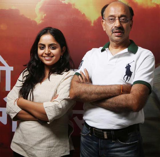  صور بنات هنديات في سيلفي مع آبائهن بتشجيع رئيس الوزراء   صورة رقم 4