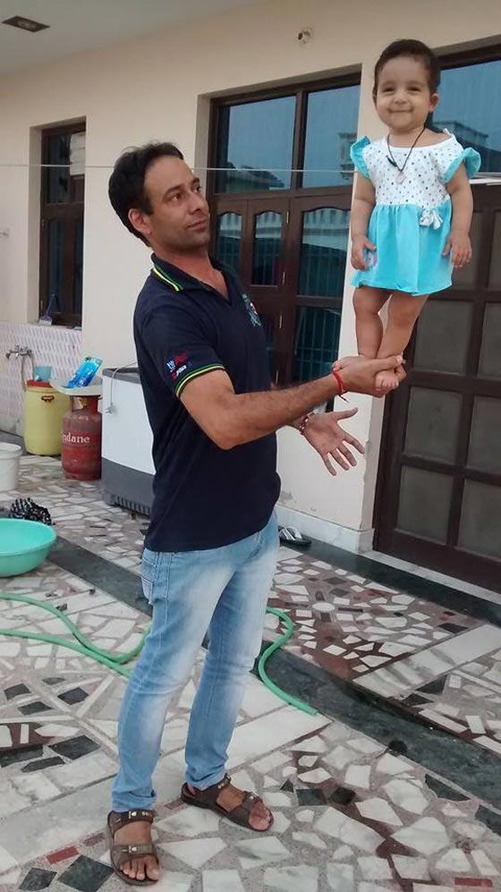  صور بنات هنديات في سيلفي مع آبائهن بتشجيع رئيس الوزراء   صورة رقم 7