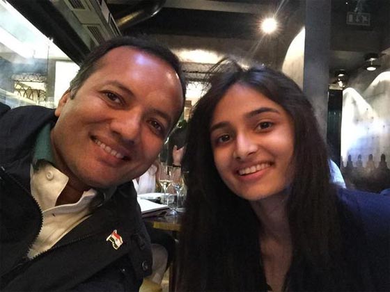  صور بنات هنديات في سيلفي مع آبائهن بتشجيع رئيس الوزراء   صورة رقم 11