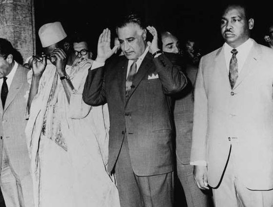 هكذا ظهر السياسيون والمشاهير في المساجد.. صور من الارشيف صورة رقم 4