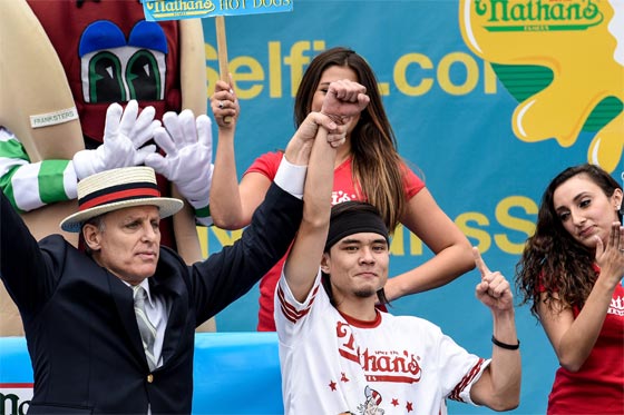 مات ستوني .. البطل الجديد للهوت دوغ.. حطم الرقم القياسي بالتهامة 62 منها صورة رقم 3 مات ستوني .. البطل الجديد للهوت دوغ.. حطم الرقم القياسي بالتهامة 62 منها صورة رقم 3