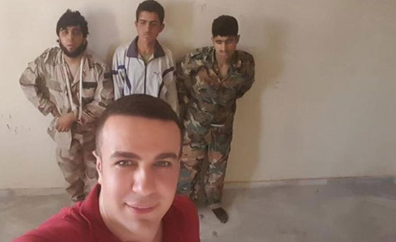 مذيع سوري ينتقم لنظام الاأسد بنشر سيلفي مع أسرى  صورة رقم 1