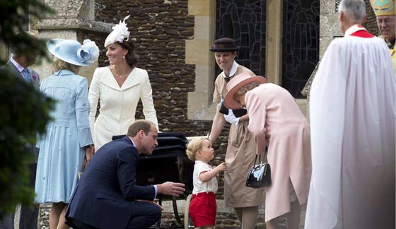 صور الاميرة البريطانية الجديدة تتعمد بمياه جيء بها من نهر الاردن صورة رقم 2