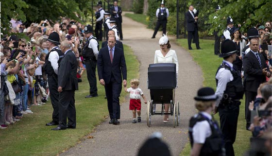 صور الاميرة البريطانية الجديدة تتعمد بمياه جيء بها من نهر الاردن صورة رقم 9