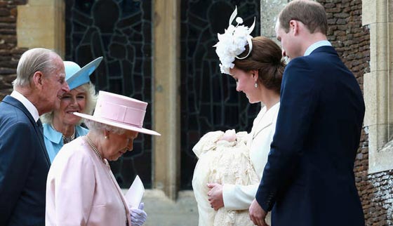 صور الاميرة البريطانية الجديدة تتعمد بمياه جيء بها من نهر الاردن صورة رقم 8