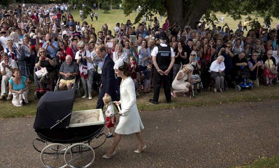 صور الاميرة البريطانية الجديدة تتعمد بمياه جيء بها من نهر الاردن صورة رقم 11