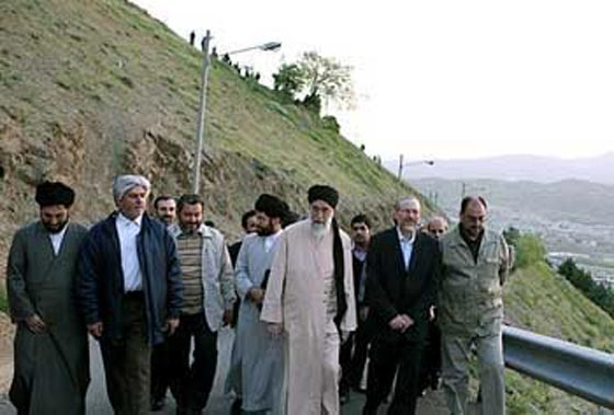 فيلم وثائقي يكشف الثراء الفاحش لابناء عائلة المرشد الاعلى لايران خامنئي  صورة رقم 13