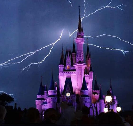 عواصف رعدية تضي سماء قلعة سندريلا وتدهش زوار ديزني صورة رقم 1
