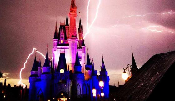 عواصف رعدية تضي سماء قلعة سندريلا وتدهش زوار ديزني صورة رقم 3