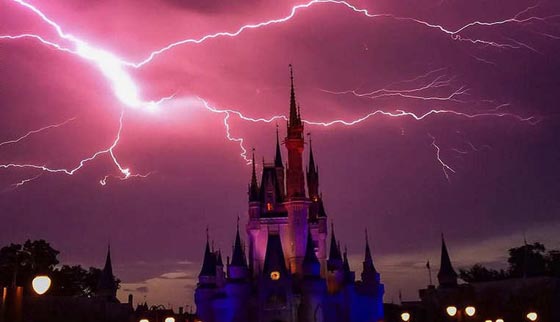 عواصف رعدية تضي سماء قلعة سندريلا وتدهش زوار ديزني صورة رقم 4