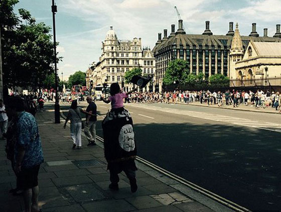 فصل موظفين حاكوا عملية ذبح وبريطاني تجول في لندن بعلم داعش صورة رقم 3