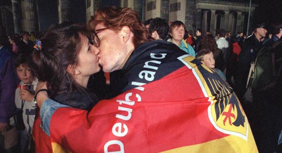 صور اشهر القبلات في العالم بمناسبة يوم القبلة العالمي صورة رقم 4