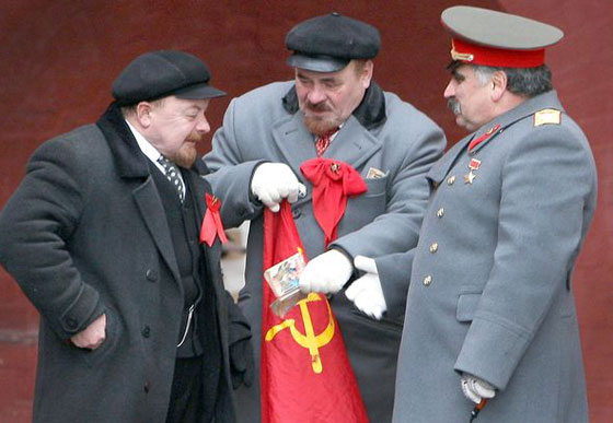 نقل لينين الى المستشفى بعد اعتداء ستالين عليه في الساحة الحمراء صورة رقم 1