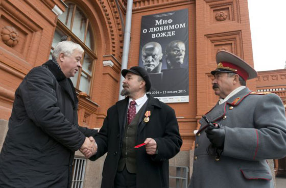 نقل لينين الى المستشفى بعد اعتداء ستالين عليه في الساحة الحمراء صورة رقم 2