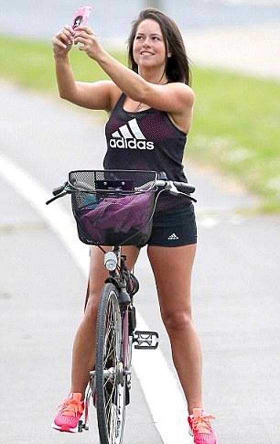 نائب بريطاني بفاخر ببيع زوجته لصورها بملابس البحر صورة رقم 14