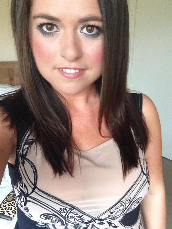 نائب بريطاني بفاخر ببيع زوجته لصورها بملابس البحر صورة رقم 5