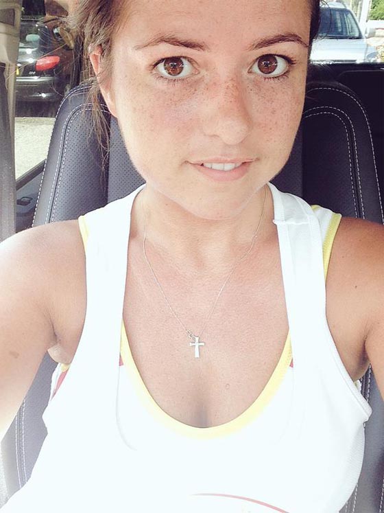 نائب بريطاني بفاخر ببيع زوجته لصورها بملابس البحر صورة رقم 6