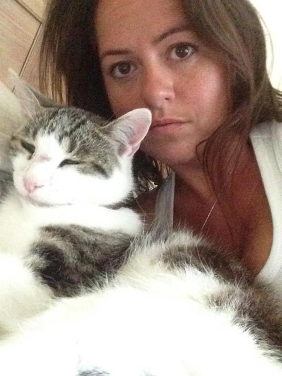 نائب بريطاني بفاخر ببيع زوجته لصورها بملابس البحر صورة رقم 7