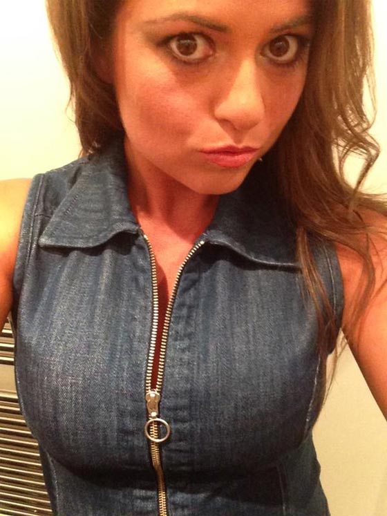 نائب بريطاني بفاخر ببيع زوجته لصورها بملابس البحر صورة رقم 10