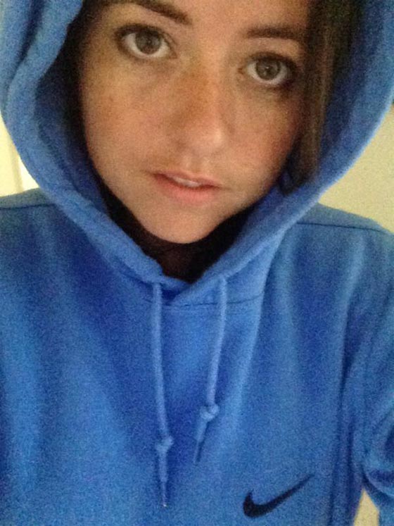 نائب بريطاني بفاخر ببيع زوجته لصورها بملابس البحر صورة رقم 9