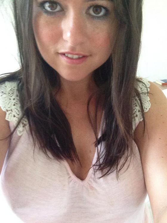 نائب بريطاني بفاخر ببيع زوجته لصورها بملابس البحر صورة رقم 8