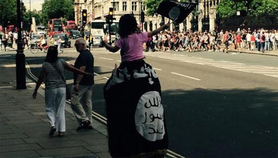 خلافا لكاميرون.. عمدة لندن يقول انه بامكان الدواعش رفع علمهم في بلد الحريات!! صورة رقم 4 خلافا لكاميرون.. عمدة لندن يقول انه بامكان الدواعش رفع علمهم في بلد الحريات!! صورة رقم 4