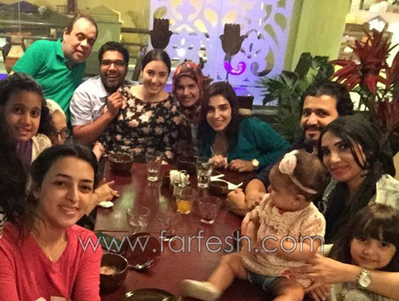 صور نجوم الفن مع عائلاتهم في ليالي رمضان صورة رقم 17
