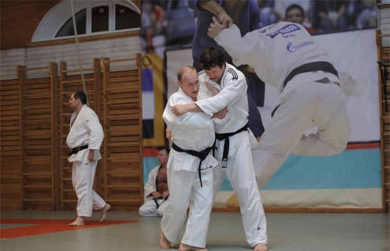 بوتين لرئيس الوزراء الهندي.. اعدك بممارسة اليوغا على طريقتكم صورة رقم 4