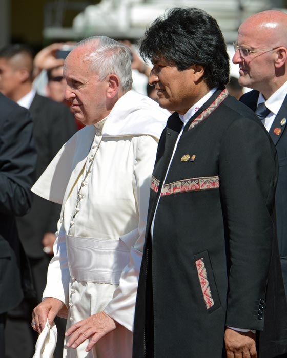 الصليب يعانق المنجل الشيوعي هدية تزعج البابا في بوليفيا  صورة رقم 7