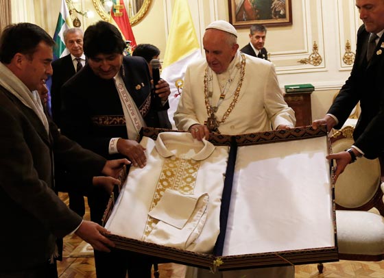 الصليب يعانق المنجل الشيوعي هدية تزعج البابا في بوليفيا  صورة رقم 3