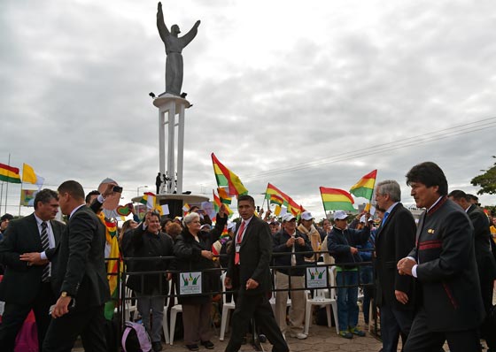 الصليب يعانق المنجل الشيوعي هدية تزعج البابا في بوليفيا  صورة رقم 8