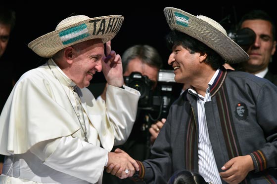 الصليب يعانق المنجل الشيوعي هدية تزعج البابا في بوليفيا  صورة رقم 10