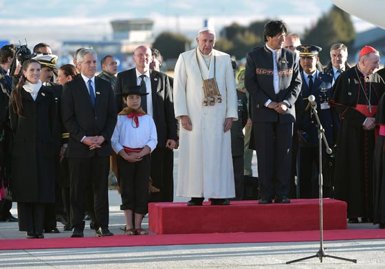 الصليب يعانق المنجل الشيوعي هدية تزعج البابا في بوليفيا  صورة رقم 9