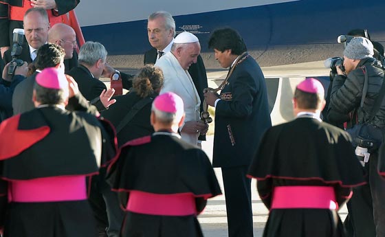 الصليب يعانق المنجل الشيوعي هدية تزعج البابا في بوليفيا  صورة رقم 13