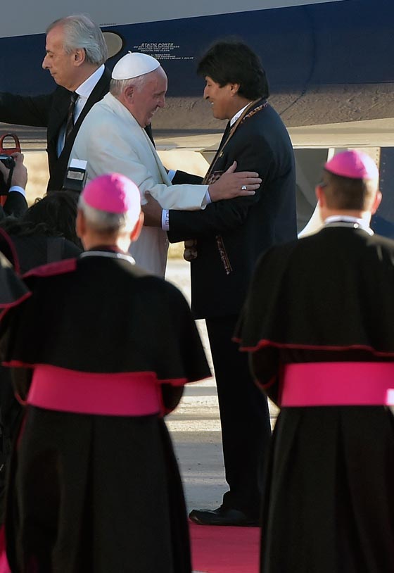 الصليب يعانق المنجل الشيوعي هدية تزعج البابا في بوليفيا  صورة رقم 14