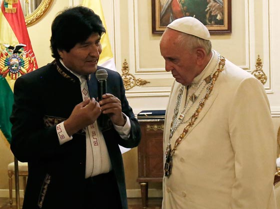 الصليب يعانق المنجل الشيوعي هدية تزعج البابا في بوليفيا  صورة رقم 6