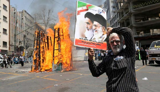 احراق العلم الاسرائيلي والسعودي والامريكي في يوم القدس بطهران صورة رقم 7