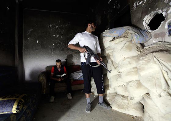 القرآن الكريم ملجأ للمقاتلين وشاهد على ويلات الحرب السورية صورة رقم 5