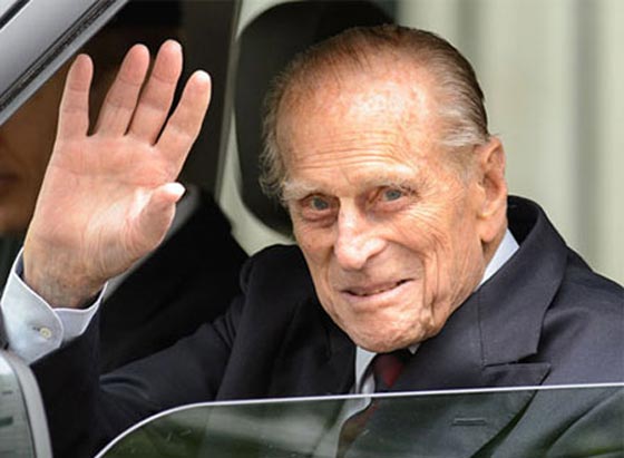 الامير فيليب زوج الملكة اليزابيث يتلفظ بعبارة بذيئة لمصوّر! صورة رقم 4