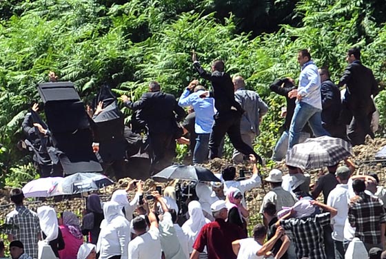 رئيس الوزراء الصربي يتعرض لاصابة في راسه.. بعد رشقه بالحجارة صورة رقم 1