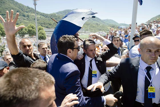 رئيس الوزراء الصربي يتعرض لاصابة في راسه.. بعد رشقه بالحجارة صورة رقم 3