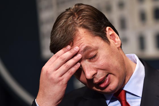 رئيس الوزراء الصربي يتعرض لاصابة في راسه.. بعد رشقه بالحجارة صورة رقم 12