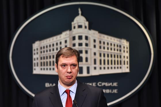 رئيس الوزراء الصربي يتعرض لاصابة في راسه.. بعد رشقه بالحجارة صورة رقم 13