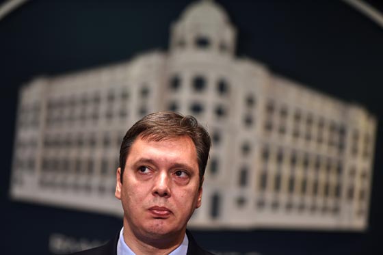 رئيس الوزراء الصربي يتعرض لاصابة في راسه.. بعد رشقه بالحجارة صورة رقم 14