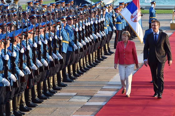 رئيس الوزراء الصربي يتعرض لاصابة في راسه.. بعد رشقه بالحجارة صورة رقم 4