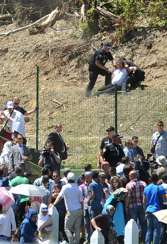 رئيس الوزراء الصربي يتعرض لاصابة في راسه.. بعد رشقه بالحجارة صورة رقم 5