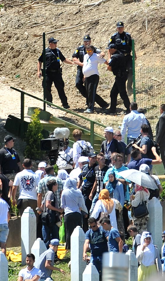 رئيس الوزراء الصربي يتعرض لاصابة في راسه.. بعد رشقه بالحجارة صورة رقم 6